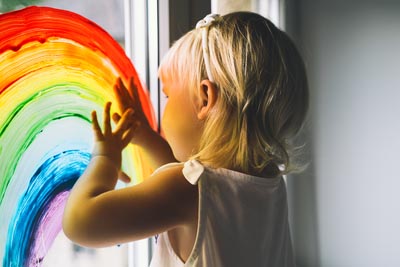 Kind mit Regenbogen